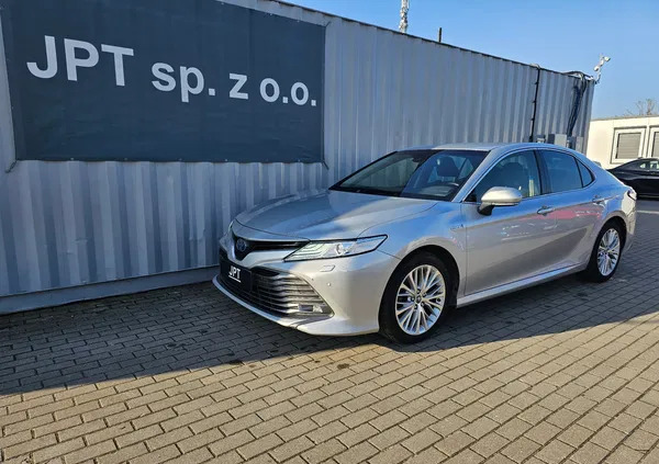 samochody osobowe Toyota Camry cena 97047 przebieg: 152000, rok produkcji 2019 z Kożuchów